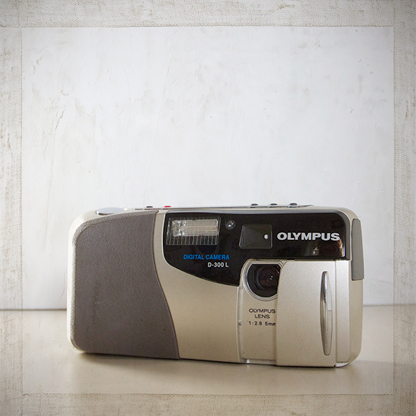 olympus-D300_front_WEB