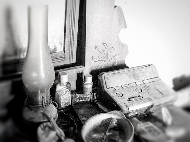 WEB_clock radio and hurricane lamp