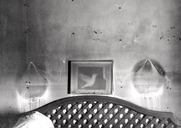 WEB_pictures above bed